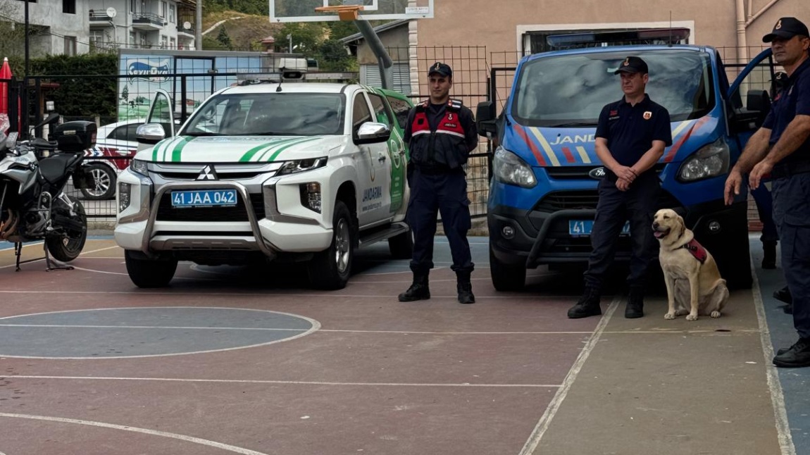 Jandarma Ekipleriyle Trafik, Teknoloji Bağımlılığı, Çevre Temizliği Eğitimi Gerçekleştirildi